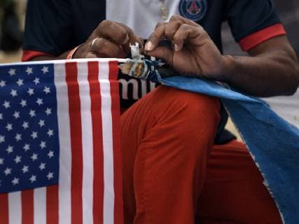 Mexiko, Flüchtlingslager in Tijuana November 24, 2018 - Tijuana, Mexico - Migrant caravan camp Centro Deportivo Benito Juarez grows on November 24, 2018. Ministerios Nazarenos de Compasion, a church group from Mexico set up medical tents with Brigadas Medicas Nazarenas, medics and volunteers to help as many have fallen ill especially with respiratory issues. Central Americans wait in hopes of crossing the border to America. They prepare signs and flags for march to border tomorrow at dawn. Tijuana Mexico - ZUMAg208 20181124_zap_g208_022 Copyright: xCarolxGuzyx