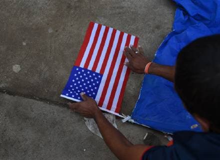 Mexiko, Flüchtlingslager in Tijuana November 24, 2018 - Tijuana, Mexico - Migrant caravan camp Centro Deportivo Benito Juarez grows on November 24, 2018. Ministerios Nazarenos de Compasion, a church group from Mexico set up medical tents with Brigadas Medicas Nazarenas, medics and volunteers to help as many have fallen ill especially with respiratory issues. Central Americans wait in hopes of crossing the border to America. They prepare signs and flags for march to border tomorrow at dawn. Tijuana Mexico - ZUMAg208 20181124_zap_g208_021 Copyright: xCarolxGuzyx