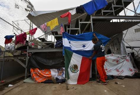 Mexiko, Flüchtlingslager in Tijuana November 24, 2018 - Tijuana, Mexico - Migrant caravan camp Centro Deportivo Benito Juarez grows on November 24, 2018. Ministerios Nazarenos de Compasion, a church group from Mexico set up medical tents with Brigadas Medicas Nazarenas, medics and volunteers to help as many have fallen ill especially with respiratory issues. Central Americans wait in hopes of crossing the border to America. They prepare signs and flags for march to border tomorrow at dawn. Tijuana Mexico - ZUMAg208 20181124_zap_g208_023 Copyright: xCarolxGuzyx