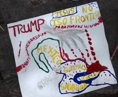 Mexiko, Flüchtlingslager in Tijuana November 24, 2018 - Tijuana, Mexico - Migrant caravan camp Centro Deportivo Benito Juarez grows on November 24, 2018. Ministerios Nazarenos de Compasion, a church group from Mexico set up medical tents with Brigadas Medicas Nazarenas, medics and volunteers to help as many have fallen ill especially with respiratory issues. Central Americans wait in hopes of crossing the border to America. They prepare signs and flags for march to border tomorrow at dawn. Tijuana Mexico - ZUMAg208 20181124_zap_g208_019 Copyright: xCarolxGuzyx