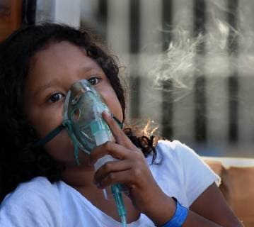 Mexiko, Flüchtlingslager in Tijuana November 24, 2018 - Tijuana, Mexico - Migrant caravan camp Centro Deportivo Benito Juarez grows on November 24, 2018. NELSI PERALTA, 7 years old from Honduras uses a nebulizer. Ministerios Nazarenos de Compasion, a church group from Mexico set up medical tents with Brigadas Medicas Nazarenas, medics and volunteers to help as many have fallen ill especially with respiratory issues. Central Americans wait in hopes of crossing the border to America. They prepare signs and flags for march to border tomorrow at dawn. Tijuana Mexico - ZUMAg208 20181124_zap_g208_001 Copyright: xCarolxGuzyx