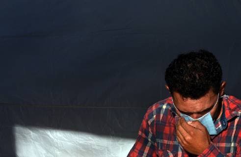 Mexiko, Flüchtlingslager in Tijuana November 24, 2018 - Tijuana, Mexico - Migrant caravan camp Centro Deportivo Benito Juarez grows on November 24, 2018. Ministerios Nazarenos de Compasion, a church group from Mexico set up medical tents with Brigadas Medicas Nazarenas, medics and volunteers to help as many have fallen ill especially with respiratory issues. Central Americans wait in hopes of crossing the border to America. They prepare signs and flags for march to border tomorrow at dawn. Tijuana Mexico - ZUMAg208 20181124_zap_g208_008 Copyright: xCarolxGuzyx