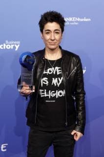 Dunja Hayali at the awarding of the opinion maker prize Die Blaue Zunge im Rahmen der Gedanken tanken speaker night in the Lanxess Arena Cologne 24 11 2018 Foto:xC.xHardtx xFuturexImage