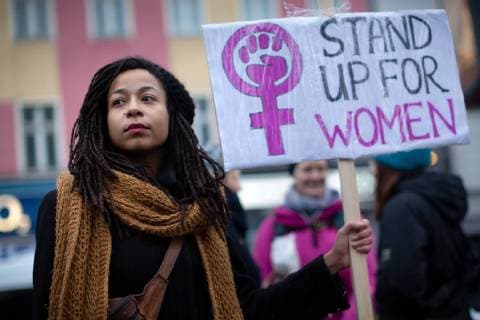 Demo am Internationalen Tag für das Ende der Gewalt gegen Frauen Demonstration zum Internationalen Tag für das Ende der Gewalt gegen Frauen. Über 500 Menschen demonstrieren am Internationalen Tag zur Beseitigung von Gewalt gegen Frauen durch Berlin Neukölln und Kreuzberg. Menschenrechtsorganisationen protestieren jährlich am 25. November gegen Gewalt gegen Frauen. Seit 1918 erinnern Feministinnen an dem Tag die drei Schwestern Mirabal, die 1960 durch M i l i t ä r a n g e h ö r i g e in der D o m i n i k a n i s c h e n R e p u b l i k ermordet wurden. Demonstrantin mit Schild: Stand up for women. Berlin Berlin Deutschland *** Demonstration on International Day for the Elimination of Violence against Women Demonstration on International Day for the Elimination of Violence against Women Over 500 people demonstrate on International Da