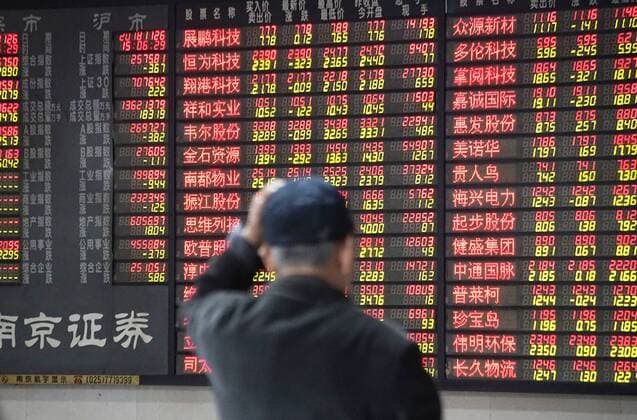 NANJING, CHINA - NOVEMBER 26: An investor watches the electronic board at a stock exchange hall on November 26, 2018 in Nanjing, Jiangsu Province of China. Chinese shares plunged on Monday. The Shanghai Composite Index dropped 3.67 points, or 0.14 percent, to close at 2,575.81. The Shenzhen Component Index dropped 20.79 points, or 0.27 percent, to close at 7,615.91 points.  Copyright: xVCGx CFP111178241931
