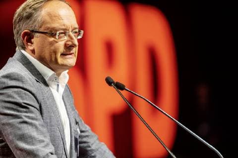 DEU; Deutschland, Sindelfingen, 24.11.2018: Andreas Stoch ist der neue Vorsitzende der SPD in Baden-Württemberg. Der Landtagsfraktionschef gewann beim Parteitag in Sindelfingen bei Stuttgart eine Kampfabstimmung gegen den Bundestagsabgeordneten Lars C a s t e l l u c c i . Leni B r e y m a i e r hatte nicht mehr kandidiert. *** DEU Deutschland Sindelfingen 24 11 2018 Andreas Stoch is the new chairman of the SPD in Baden Württemberg At the party conference in Sindelfingen near Stuttgart, the head of the state parliamentary group won a vote against Bundestag member Lars C a s t e l l u c i Leni B r e y m a i e r had not run for office any more