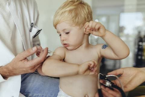 Pediatrician vaccinating toddler, injecting infant s arm model released Symbolfoto property released  MFF04460