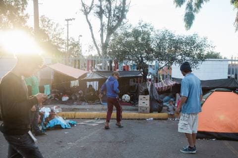 News Bilder des Tages People play soccer to occupy the time in front of the makeshift migrant shelter at the Unidad Deportiva Benito Juarez in Tijuana, Mexico on November 26, 2018.  TIJ2018112604 ARIANAxDREHSLER