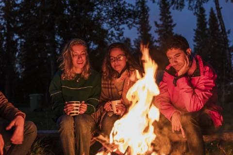 IMAGO Creative: Hygge - Winter Innendesign Group of friends sitting at a campfire, talking and drinking tea model released Symbolfoto  KKAF01942