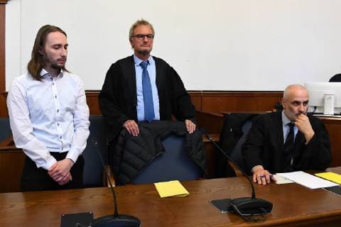 News Themen der Woche KW48 News Bilder des Tages Prozess um den Sprengstoffanschlag auf den BVB-Bus am 27.11.2018 im Landgericht in Dortmund Der Angeklagte Sergej W. steht im Gerichtssaal des Landgerichts neben seinen Anwälten Carl Heydenreich (m) und Christos Psaltiras (r). Seit elf Monaten verhandelt das Dortmunder Schwurgericht um den Bombenanschlag auf die Mannschaft von Borussia Dortmund. *** Trial over the bomb attack on the BVB bus on 27 11 2018 at the District Court in Dortmund The defendant Sergej W stands in the courtroom of the District Court alongside his lawyers Carl Heydenreich m and Christos Psaltiras r The Dortmund Court of Appeals has been hearing the bomb attack on Borussia Dortmunds team for eleven months xRx