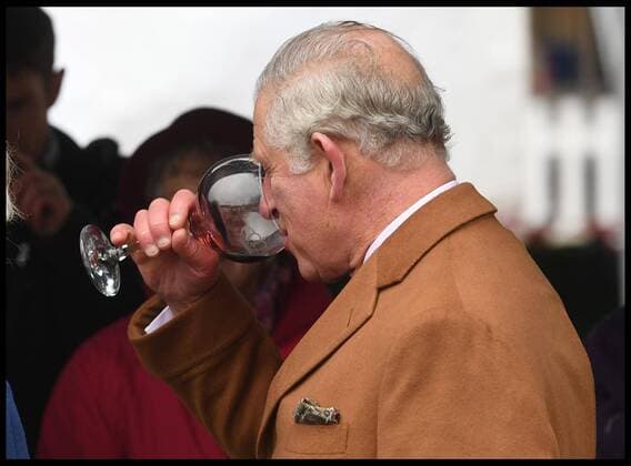 Entertainment Bilder der Woche KW48 Entertainment Bilder des Tages . 27 11 2018. Ely, United Kingdom. Prince Charles visits Ely. Prince Charles, The Prince of Wales accompanied by his wife Camilla, The Duchess of Cornwall, samples a Gin during walkabout in the Ely Market, Cambridgeshire.  xAndrewxParsonsx xi-Imagesx IIM-18930-0058
