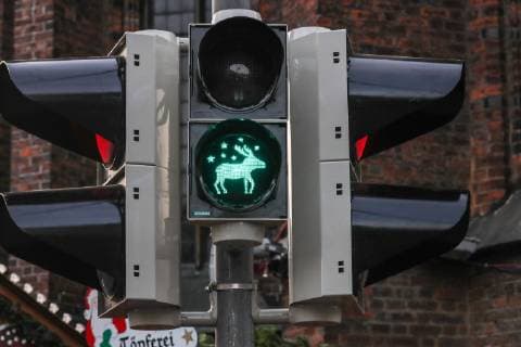 News Themen der Woche KW48 News Bilder des Tages Hannover, Weihnachtsmarkt die Fußgänger Ampeln zum Weihnachtsmarkt an der Marktkirche, haben dieses Jahr ein Rentier als Ampelmännchen für grün, . *** Hanover Christmas market the pedestrian traffic lights to the Christmas market at the market church have this year a reindeer as traffic light man for green