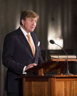 27-11-2018 Amsterdam King Willem-Alexander during the Erasmusprize ceremony at the Koninklijke paleis in Amsterdam. The King, patron of the Praemium Erasmianum foundation, and the board has awarded the 150.000 euro prize to the American journalist and writer Barbara Ehrenreich (1941). Theme of this years Erasmusprijs was ‘The power of investigative journalism’.  Copyright: xPPE WERFx