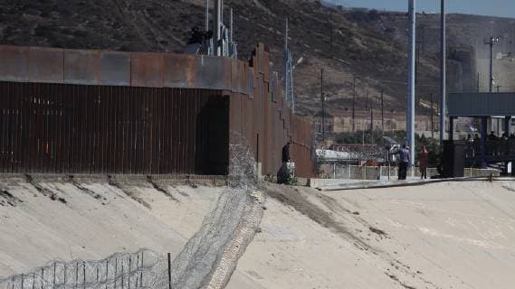 US border patrol agents reinforce the steel wire barriers along the border line, in Tijuana, Mexico, 27 November 2018. The US Government warned about the use tear gas against migrants at the border with Mexico if they attack US border agents again. USA warns about use of tear gas against migrants !ACHTUNG: NUR REDAKTIONELLE NUTZUNG!  Copyright: xAlejandroxZepedax AME1462 20181127-636789510378632525