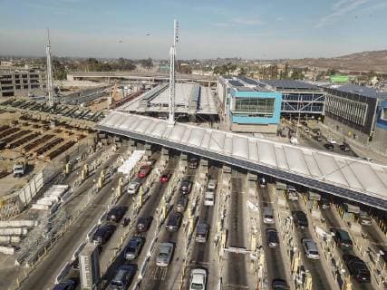 November 26, 2018 - San Ysidro, CA, United States of America - Vehicles line up at the border into the United States from Mexico as Customs and Border Patrol shut it down at the San Ysidro crossing after members of the migrant caravan attempted to illegally cross November 26, 2018 in San Ysidro, California. San Ysidro United States of America - ZUMAp138 20181126_zaa_p138_008 Copyright: xManixAlbrechtx