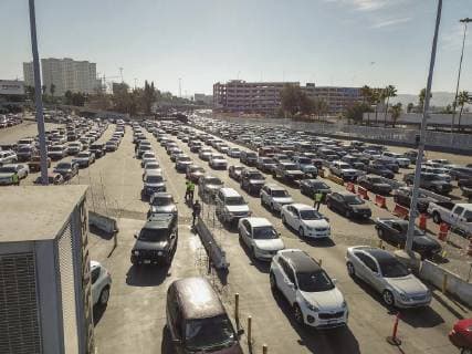 November 26, 2018 - San Ysidro, CA, United States of America - Vehicles line up at the border into the United States from Mexico as Customs and Border Patrol shut it down at the San Ysidro crossing after members of the migrant caravan attempted to illegally cross November 26, 2018 in San Ysidro, California. San Ysidro United States of America - ZUMAp138 20181126_zaa_p138_018 Copyright: xManixAlbrechtx