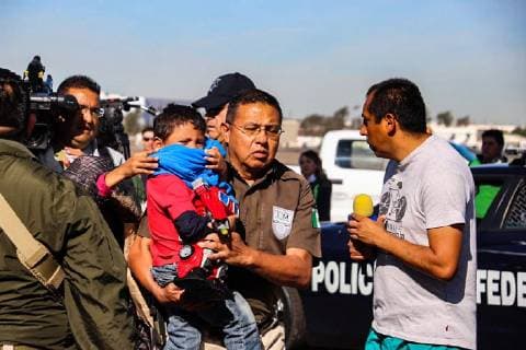 Members of the migrant caravan return to their countries on board of a Federal Police plane, at the Tijuana airport, Mexico, 27 November 2018. The members of the migrant caravan at the border city of Tijuana divide between those who chose to return to their countries and the ones who will still seek asylum in the United States. Migrants divide between returning to their countries and crossing to the US !ACHTUNG: NUR REDAKTIONELLE NUTZUNG!  Copyright: xJobethxTerriquezx AME1522 20181127-636789579190805120
