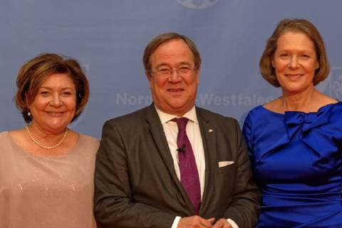 Award of the State Prize of the State of North Rhine-Westphalia 2018 to Bernhard Paul In the picture in the run-up to the award ceremony, the Minister President of the State of North Rhine-Westphalia with his wife Susanne Laschet and Christina Rau right Cologne North Rhine-Westphalia Germany