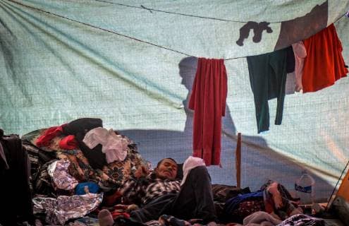 Members of the Central American migrant caravan remain in a shelter in the city of Tijuana, in Baja California, Mexico, 27 November 2018. The migrant caravan, which is located in the Mexican border city of Tijuana, fragmented after some 200 migrants asked for their return to their countries in the last hours, while thousands more are still trying to seek asylum from the United States. EFE Joebeth Terriquez Migrants are divided between those who return to their countries and those who go to the US !ACHTUNG: NUR REDAKTIONELLE NUTZUNG!  Copyright: xJoebethxTerriquezx AME1642 20181128-636789744919349740