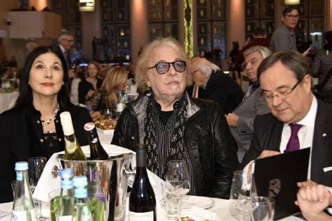 Bernhard Paul with his wife Eliana Larible and Armin Laschet at the presentation of the NRW State Prize at the Gürzenich Köln 27 11 2018 Foto:xJ.xKrickx xFuturexImage