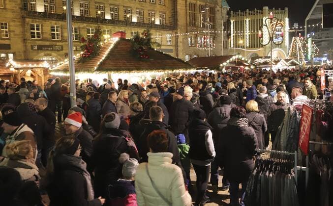 Closing Christmas Market 23 12 2017 Chemnitz on Saturday evening, the chemnitz Christmas Market experienced a real crowd of thousands of visitors and long queues formed in front of the sales stands Chemnitz Saxony BRD
