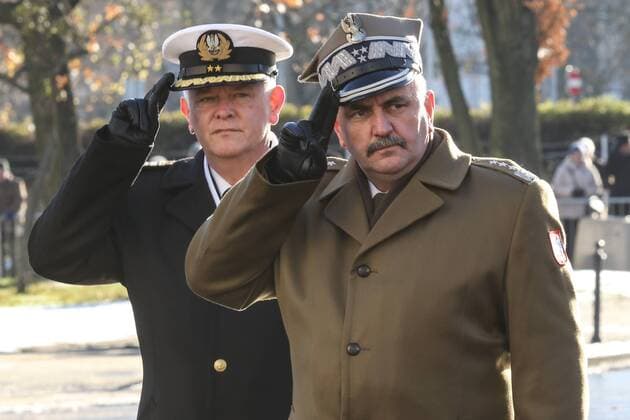 News Bilder des Tages November 28, 2018 - Gdynia, Poland - Rear-admiral Jaroslaw Ziemianski (L) and Major General Jaroslaw Mika are seen in Gdynia, Poland on 28 November 2018 Polish Navy celebrates 100th anniversary with defilade and Naval ships show in Naval Base in Gdynia Gdynia Poland  - ZUMAn230 20181128_zaa_n230_147 Copyright: xMichalxFludrax