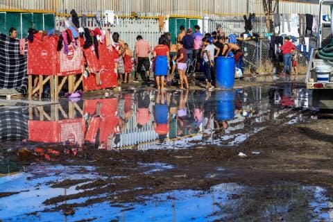 Migrants take a shower in a shelter in Tijuana, Mexico, 28 November 2018. The migrants who entered Mexico at the end of October and converged on Tijuana in recent weeks, are close to the critical point before their overcrowding in a shelter in this border city. EFE Joebeth Terriquez Caravans of migrants near the critical point in the Tijuana shelter !ACHTUNG: NUR REDAKTIONELLE NUTZUNG!  Copyright: xJoebethxTerriquezx AME2147 20181129-636790592666964246