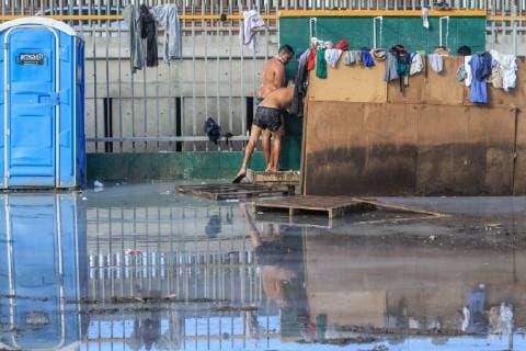 Migrants take a shower in a shelter in Tijuana, Mexico, 28 November 2018. The migrants who entered Mexico at the end of October and converged on Tijuana in recent weeks, are close to the critical point before their overcrowding in a shelter in this border city. EFE Joebeth Terriquez Caravans of migrants near the critical point in the Tijuana shelter !ACHTUNG: NUR REDAKTIONELLE NUTZUNG!  Copyright: xJoebethxTerriquezx AME2146 20181129-636790592680557965