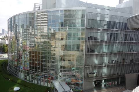 Architektur von Fumihiko Maki TV Asahi headquarters File photo taken on Oct. 24, 2018, shows TV Asahi Corp. s headquarters in Tokyo, designed by Fumihiko Maki, a winner of the Pritzker Architecture Prize, known as the Nobel Prize for architecture. 
