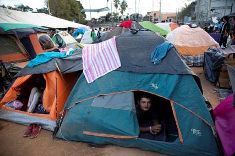 Migrants in a shelter in Tijuana, Mexico, 28 November 2018. The migrants who entered Mexico at the end of October and converged on Tijuana in recent weeks, are close to the critical point before their overcrowding in a shelter in this border city. EFE Alonso Rochin Caravans of migrants near the critical point in the Tijuana shelter !ACHTUNG: NUR REDAKTIONELLE NUTZUNG!  Copyright: xAlonsoxRochinx AME2208 20181129-636790648510656998