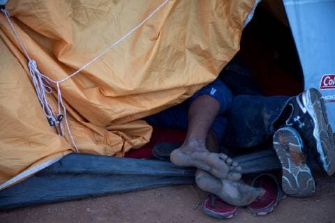 Migrants in a shelter in Tijuana, Mexico, 28 November 2018. The migrants who entered Mexico at the end of October and converged on Tijuana in recent weeks, are close to the critical point before their overcrowding in a shelter in this border city. EFE Alonso Rochin Caravans of migrants near the critical point in the Tijuana shelter !ACHTUNG: NUR REDAKTIONELLE NUTZUNG!  Copyright: xAlonsoxRochinx AME2206 20181129-636790648525031895