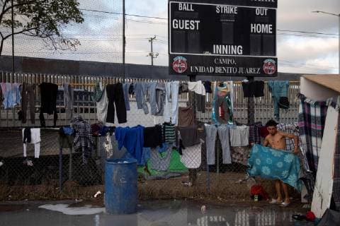 News Bilder des Tages Migrants in a shelter in Tijuana, Mexico, 28 November 2018. The migrants who entered Mexico at the end of October and converged on Tijuana in recent weeks, are close to the critical point before their overcrowding in a shelter in this border city. EFE Alonso Rochin Caravans of migrants near the critical point in the Tijuana shelter !ACHTUNG: NUR REDAKTIONELLE NUTZUNG!  Copyright: xAlonsoxRochinx AME2197 20181129-636790649153383595