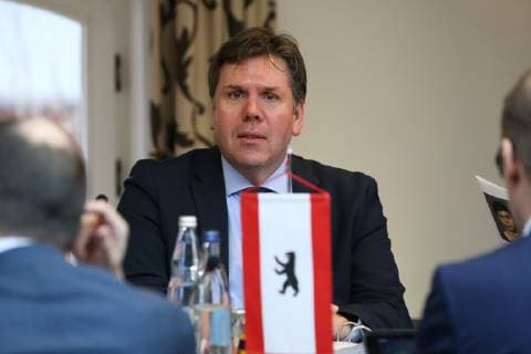 Innensenator Torsten Akmann (SPD, Berlin) - 209. Sitzung der Ständigen Konferenz der Innenminister und -senatoren vom 28. bis 30. November 2018 in Magdeburg Sachsen Anhalt - Fotografiert am 29.11.2018 *** Senator of the Interior Torsten Akmann SPD 209 Meeting of the Permanent Conference of Ministers of the Interior and Senators from 28 to 30 November 2018 in Magdeburg Saxony Anhalt Photographed on 29 11 2018