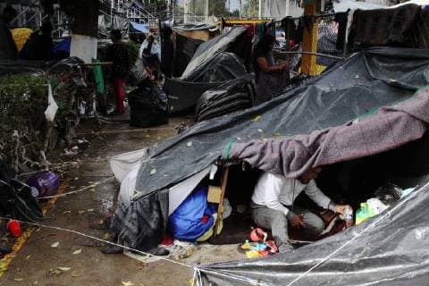 People at a shelter in the border city of Tijuana, Mexico, 29 November 2018. Central Americans of the migrant caravan waiting in Tijuana announced the start of a hunger strike on Thursday to put pressure on the US Government to increase the asylum petitions managed daily. Migrants to start hunger strike to put pressure on the US !ACHTUNG: NUR REDAKTIONELLE NUTZUNG!  Copyright: xAlejandroxZepedax AME2479 20181129-636791298112160377