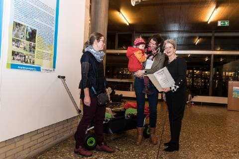 Reutlingen Foederpreis Umwelt Natur und Klimaschutz 2018 of the City of Reutlingen Award Ceremony Exhibition 30 11 2018 Award Ceremony Wald Wiesenrocker Projekt des Diaperrocker e V to Mrs. Stephanie Kroener Head of Facilities and Mrs. Corinna Walther Board of Management by Mayor Barbera Bosch Foederpreis Umwelt Natur und Klimaschutz 2018 of the City of Reutlingen Award Ceremony Exhibition 30 11 2018 Copyright: xWalther xEibner-Pressefotox EP_swr
