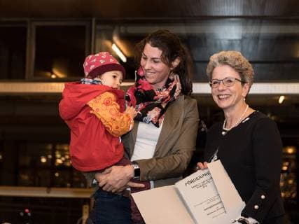 Reutlingen Foederpreis Umwelt Natur und Klimaschutz 2018 of the City of Reutlingen Award Ceremony Exhibition 30 11 2018 Award Ceremony Wald Wiesenrocker Projekt des Diaperrocker e V to Mrs. Stephanie Kroener Head of Facilities and Mrs. Corinna Walther Board of Management by Mayor Barbera Bosch Foederpreis Umwelt Natur und Klimaschutz 2018 of the City of Reutlingen Award Ceremony Exhibition 30 11 2018 Copyright: xWalther xEibner-Pressefotox EP_swr