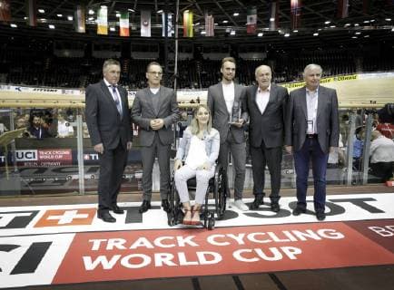 Entertainment Bilder der Woche KW48 Entertainment Bilder des Tages Bundesaussenminister Heiko Maas, SPD, besucht den Bahnrad-Weltcup in Berlin. Hier bei der Ehrung der Radsportler des Jahres 2018 an die querschnittgelaehmten Kristina Vogel und den Berliner Maximilian Schachmann. 01.12.2018, Berlin Deutschland *** Federal Foreign Minister Heiko Maas SPD visits the Bahnrad World Cup in Berlin Here at the tribute of the cyclists of the year 2018 to the paraplegic Kristina Vogel and the Berlin Maximilian Schachmann 01 12 2018 Berlin Germany Copyright: xThomasxKoehler photothek.netx