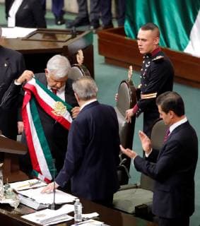 Mexiko Stadt, Amtseinführung Andres Manuel Lopez Obrador The new President of Mexico, Andres Manuel Lopez Obrador (L), takes oath during his investiture ceremony next to deputy Porfirio Munoz Ledo (C) and outgoing President Enrique Pena Nieto (R), at the Mexican Congress, in Mexico City, Mexico, 01 December 2018. Investiture of Mexican President-elect Andres Manuel Lopez Obrador in Mexico City !ACHTUNG: NUR REDAKTIONELLE NUTZUNG!  Copyright: xJorgexNunezx AME3729 20181201-636792876748344168