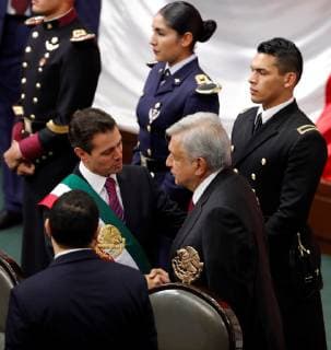 Mexiko Stadt, Amtseinführung Andres Manuel Lopez Obrador The new President of Mexico, Andres Manuel Lopez Obrador (R) talks to outgoing president Enrique Pena Nieto (L), during his investiture ceremony, in Mexico City, Mexico, 01 December 2018. Investiture of Mexican President-elect Andres Manuel Lopez Obrador in Mexico City !ACHTUNG: NUR REDAKTIONELLE NUTZUNG!  Copyright: xJosexMendezx AME3743 20181201-636792878079703431