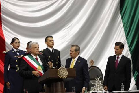 Mexiko Stadt, Amtseinführung Andres Manuel Lopez Obrador The new President of Mexico, Andres Manuel Lopez Obrador (2L) takes oath next to deputy Porfirio Munoz Ledo (C) and outgoing president Enrique Pena Nieto (R) during his investiture ceremony, in Mexico City, Mexico, 01 December 2018. Investiture of Mexican President-elect Andres Manuel Lopez Obrador in Mexico City !ACHTUNG: NUR REDAKTIONELLE NUTZUNG!  Copyright: xJorgexNunezx AME3749 20181201-636792878125016327