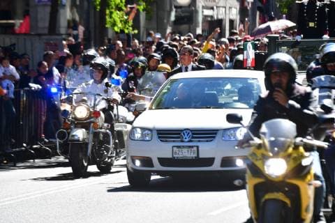 December 1, 2018 - EUM20181201NAC55.JPG .CIUDAD DE MEXICO. InvestitureInvestidura-AMLO.- 1 de diciembre de 2018. Aspectos del recorrido del presidente Andres Manuel Lopez Obrador del Palacio Legislativo de San Lazaro, en donde toma protesta como Presidente de Mexico, hacia Palacio Nacional. En el trayecto lo acompanan policias y militares; mientras que la gente lo saluda a su paso. Foto: Agencia EL UNIVERSALHugo GarciaEELG  - ZUMAu78_ 20181201_zaf_u78_063 Copyright: xElxUniversalx