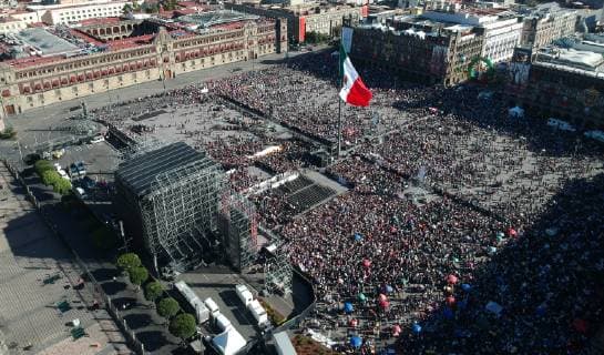 Sympathizers of the new President of Mexico, Andres Manuel Lopez Obrador, cheer outside the National Palace, in Mexico City, Mexico, 01 December 2018. Obrador left Congress after his investiture and headed to the National Palace, where he will chair a reception for international leaders and will address citizens. Lopez Obrador heads to the National Palace !ACHTUNG: NUR REDAKTIONELLE NUTZUNG!  Copyright: xDavidxGuzmanx AME4013 20181201-636793045821104838