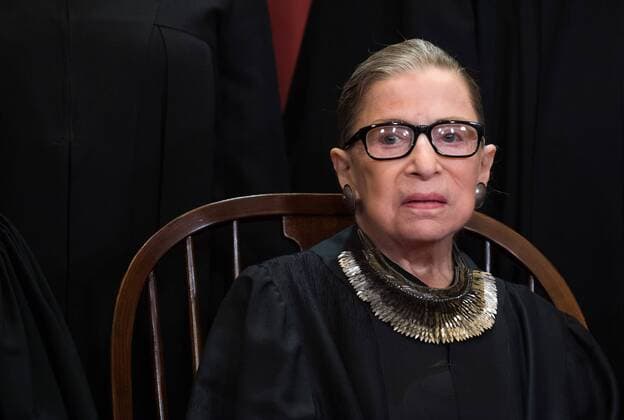 IMAGO ICONS: Ruth Bader Ginsburg Berühmte Feministinnen, Ruth Bader Ginsburg La cour supreme Americaine. Associate Justice of the Supreme Court Ruth Bader Ginsburg poses during the official Supreme Court group portrait at the Supreme Court on November 30, 2018 in Washington, D.C. Photo Credit: Kevin Dietsch CNP AdMedia 232954 2018-11-30 District of Columbia Washington Etats-Unis  Copyright: xAdMediax STAR_232954_005