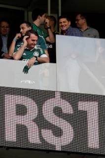 The elected president of Brazil, Jair Bolsonaro, wearing the Palmeiras Club shirt, greets supporters before the start of the match between Palmeiras and Vitoria for the Brazilian soccer championship, at the Allianz Parque stadium in Sao Paulo, Brazil, 02 December 2018. Palmeiras was proclaimed last Sunday, November 25, the Brazilian league champion for the tenth time and got it one date before the end of the tournament after beating Vasco da Gama at home by 1-0. Bolsonaro will assume the Brazilian Presidency next 01 January. Bolsonaro attends the match of the proclaimed champion of the Brazilian League, Palmeiras, against Vitória in Sao Paulo !ACHTUNG: NUR REDAKTIONELLE NUTZUNG!  Copyright: xSebastiaoxMoreirax AME4421 20181202-636793809269759400