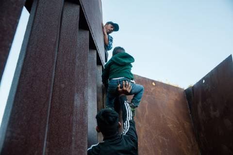 News Themen der Woche KW48 News Bilder des Tages Migrants climb over the border fence that divides the United States and Mexico on December 2, 2018 near Las Playas de Tijuana, Mexico.  TJ20181202209 ARIANAxDREHSLER