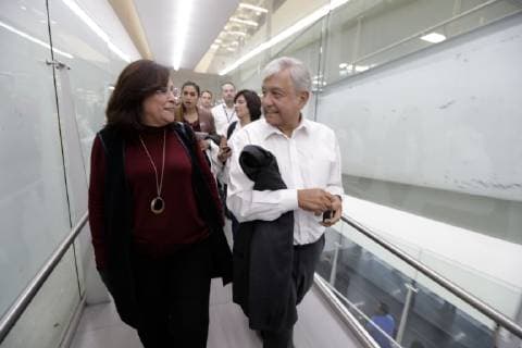 News Bilder des Tages December 2, 2018 - EUM20181202NAC16.JPG.CIUDAD DE MEXICO. PresidencyPresidencia-AMLO.- 2 de diciembre de 2018.- El Presidente de la Republica, Andres Manuel Lopez Obrador, en el aeropuerto de la Ciudad de Mexico para tomar su primer vuelo comercial a Veracruz. Lo acompana Rocio Nahle, secretaria de Eneregia. Foto: Agencia EL UNIVERSALLuis CortesRCC.  - ZUMAu78_ 20181202_zaf_u78_057 Copyright: xElxUniversalx