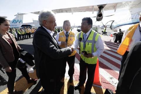 December 2, 2018 - EUM20181202NAC19.JPG.CIUDAD DE MEXICO. PresidencyPresidencia-AMLO.- 2 de diciembre de 2018.- El Presidente de la Republica, Andres Manuel Lopez Obrador, en el aeropuerto de la Ciudad de Mexico para tomar su primer vuelo comercial a Veracruz.. Foto: Agencia EL UNIVERSALLuis CortesRCC.  - ZUMAu78_ 20181202_zaf_u78_059 Copyright: xElxUniversalx