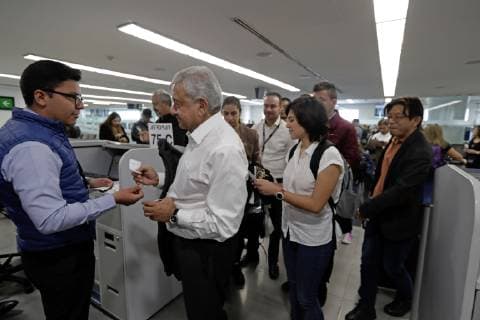 December 2, 2018 - EUM20181202NAC18.JPG.CIUDAD DE MEXICO. PresidencyPresidencia-AMLO.- 2 de diciembre de 2018.- El Presidente de la Republica, Andres Manuel Lopez Obrador, en el aeropuerto de la Ciudad de Mexico para tomar su primer vuelo comercial a Veracruz.. Foto: Agencia EL UNIVERSALLuis CortesRCC.  - ZUMAu78_ 20181202_zaf_u78_060 Copyright: xElxUniversalx