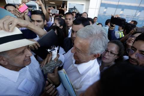December 2, 2018 - EUM20181202NAC20.JPG.CIUDAD DE MEXICO. Presidency Presidencia-AMLO.- 2 de diciembre de 2018.- El Presidente de la Republica, Andres Manuel Lopez Obrador, en el aeropuerto de la Ciudad de Mexico para tomar su primer vuelo comercial a Veracruz.. Foto: Agencia EL UNIVERSAL Luis Cortes RCC.  - ZUMAu78_ 20181202_zaf_u78_062 Copyright: xElxUniversalx