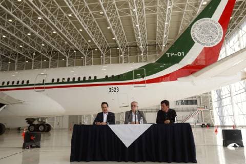 December 2, 2018 - EUM20181202ECO01.JPG.CIUDAD DE MEXICO.- Presidency Presidencia-Avion.- 2 de diciembre de 2018.- El nuevo director general de Banobras, Jorge Mendoza, anuncio el inicio del proceso de venta del avion presidencial Boing 877-8 Jose Maria Morelos y Pavon; como primer paso dicha aeronave abandonara manana el pais. Lo acompanan el secretario de Hacienda, Carlos Urzua y el vocero Jesus Ramirez. Foto: Agencia EL UNIVERSAL Yadin Xolalpa RCC.  - ZUMAu78_ 20181202_zaf_u78_099 Copyright: xYadinxXolalpaxElxUniversalx